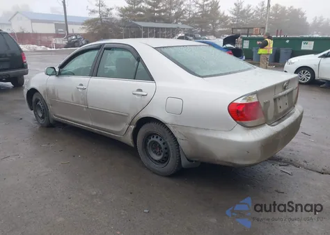 2005 Toyota Camry Le z USA, uszkodzony, nr VIN 4T1BE32K75U956775